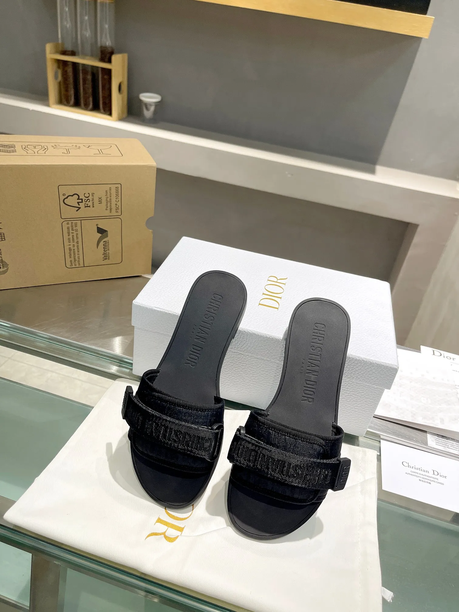 P360👟👟 Dior 2024 latest Velcro buckle sandals series new colors! A perfect replica of the original version. The most popular color matching fabric has a strong sense of layering. The original molded high-end TPU outsole (not ordinary rubber) is very comfortable and easy to walk. The upper materials are all customized from the original version, and the 3D electric embroidered three-dimensional cloth surface is very versatile. A must-have for lazy people in summer, sizes 35-39 (40 41 42 customized)